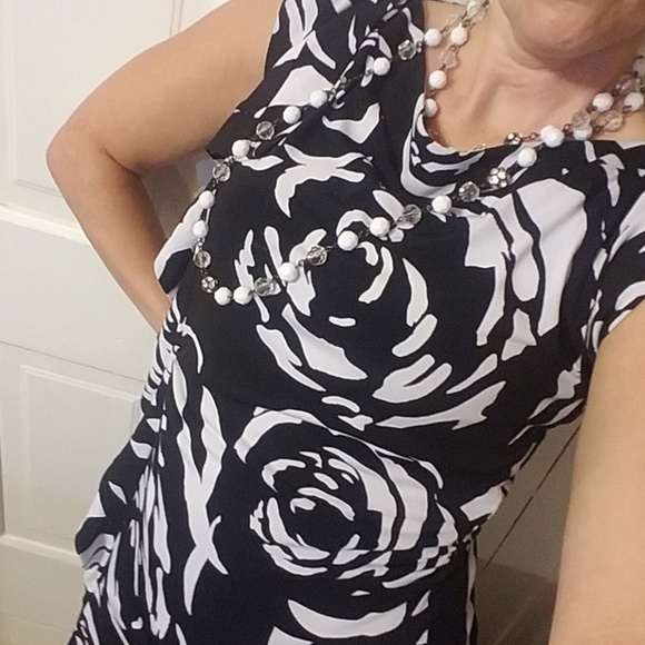 👸👗 Black & White Floral Silky Dress - Picture 7 of 8